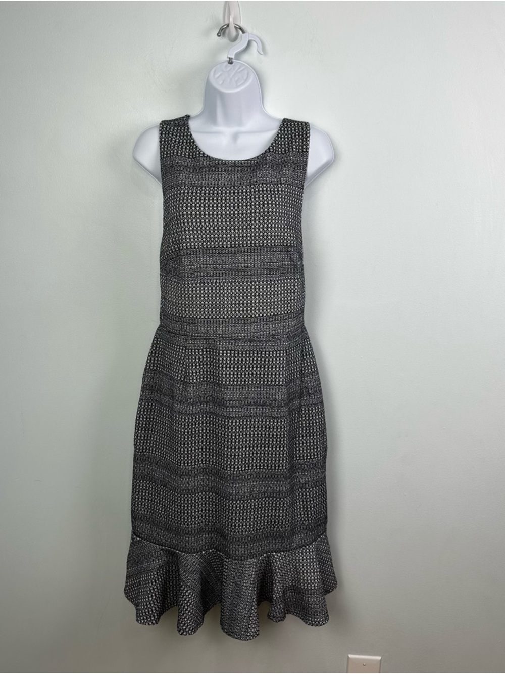 Banana Republic Size 8 Navy & White Sleeveless Ruffle Bottom Dress Cross Back